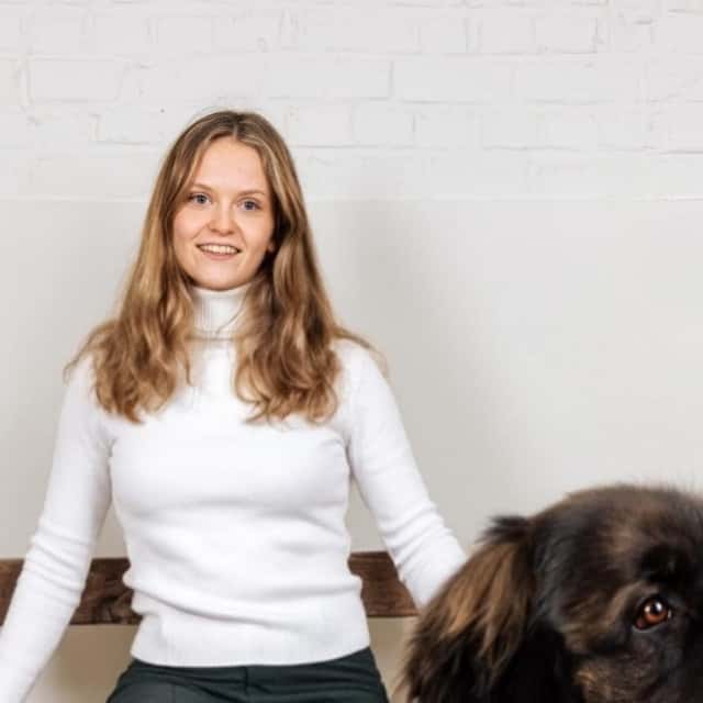 Janne samen met een grote hond